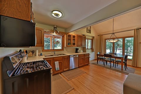 Full kitchen, dishwasher, microwave