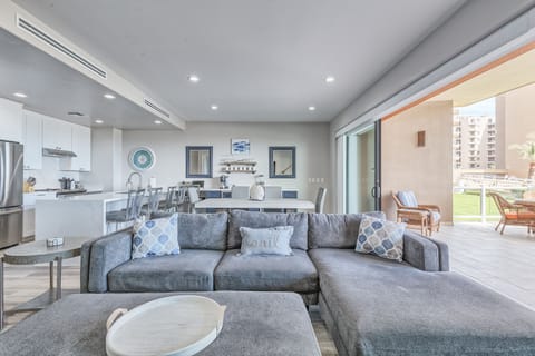 Modern, updated, and the largest great room of any Las P 2+BR plan