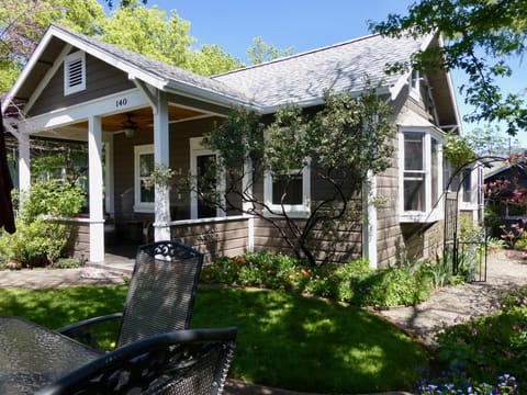Central Avenue Cottage
Built in 1900 and fully renovated.