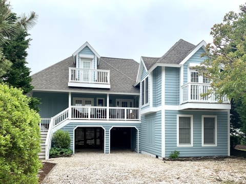 Welcome to Vitamin Sea! We have a nice long drive way - 4 cars fit with ease.