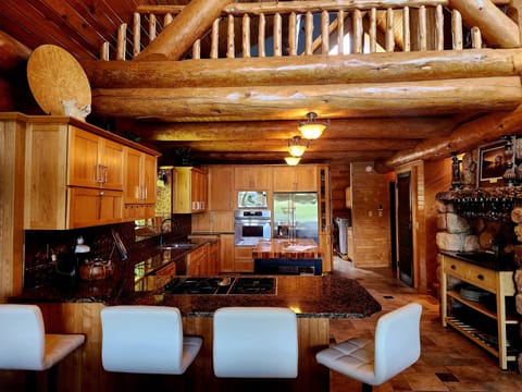 Kitchen with peninsula seating