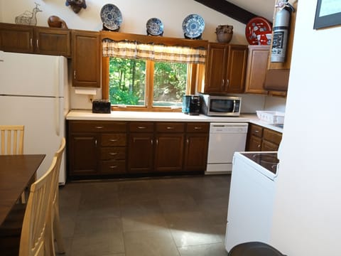 Kitchen - Fully equipped, eat-in, seats up to 6. Appliances have been upgraded.