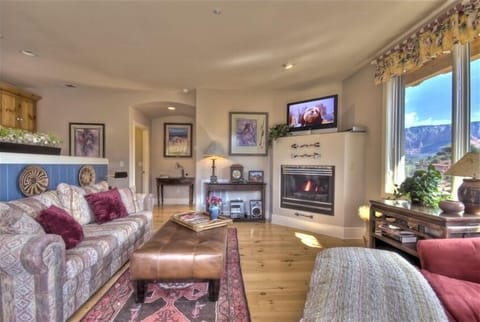 Comfortable Seating, Fireplace, 37 Inch Flatscreen TV, Stereo & iPod dock