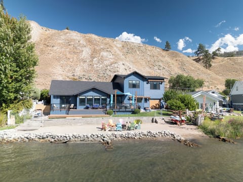 Sunshine Lakehouse. 80ft of beach on Skaha Lake!