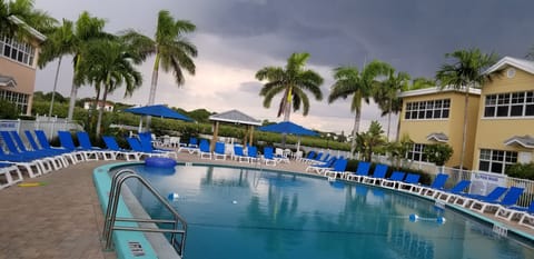 Gorgeous pool by intercostal 