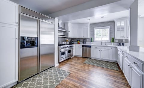 Chef's dream kitchen...48" fridge, 48" Viking stove and plenty of space!