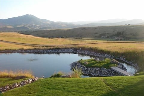 An 'island' escape with a fabulous panorama of Montanas majestic mountains.