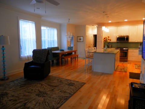 LIVING ROOM/DINING AREA/KITCHEN
