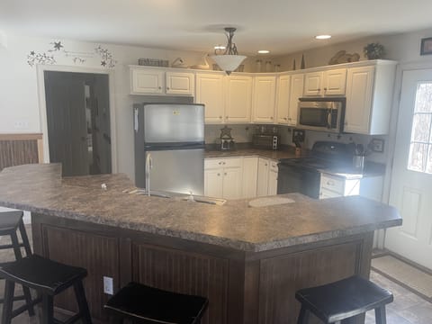 Kitchen with 4 stool seating area