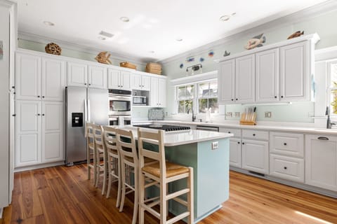 Eating Island for 5 with gas cooktop