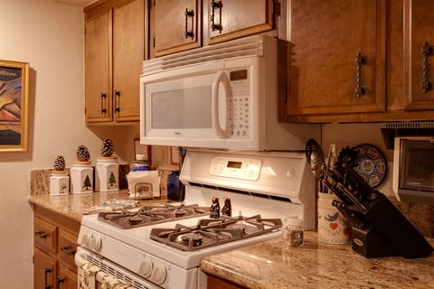 Kitchen - Self cleaning Oven, Microwave