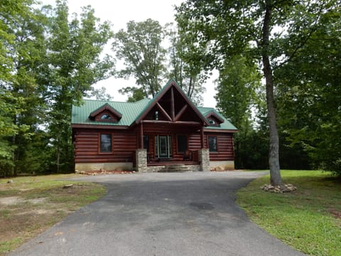 Welcome to Mountain Cove Hideaway located just 3.5 miles to the Parkway