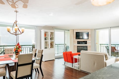 A view worth a million bucks!  3 Sliding doors, 2 balconies, awesome views!!!