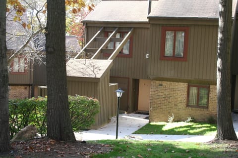 5 BR 4 full bath townhouse.  End unit w/ lots of space on four levels.  Sleeps15