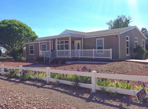 Kanab 2-bedroom 2-bath home, off-street parking, full kitchen, washer & dryer.