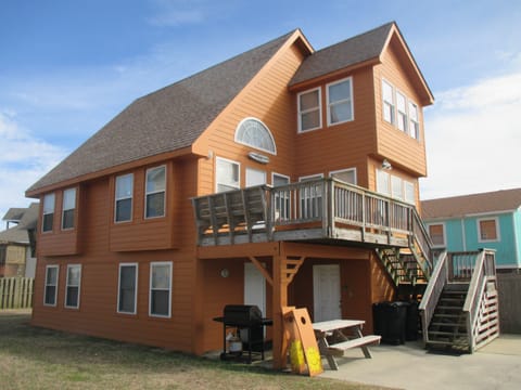 The 3RD FLR. MASTER SUITE EXTENSION W/ 7 WINDOWS. GREAT WATCHING SUNSETS!
