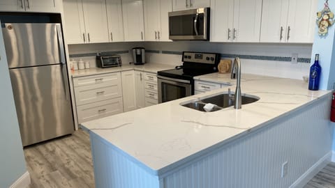 Kitchen w/ quartz countertop