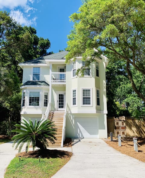 Beautiful 6 bedroom home near the beach!