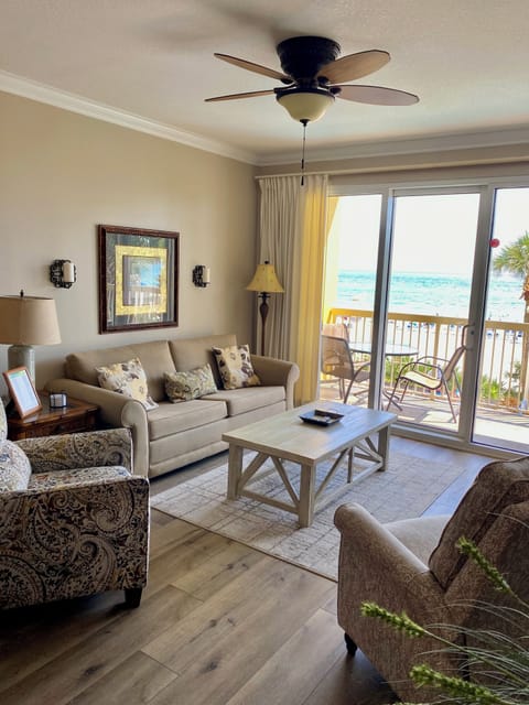 Large Oceanfront Livingroom with amazing view of the ocean 