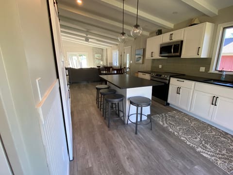 Spacious kitchen and food prep area