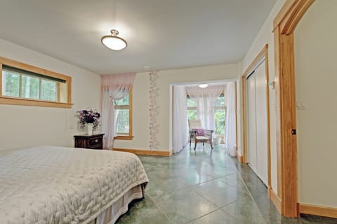 For 6+ people, two single rollout beds are set at the place of the chair 