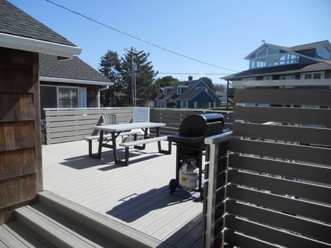New deck that faces East, sun all afternoon!