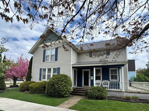 Corner house, this side faces Kalamazoo Street