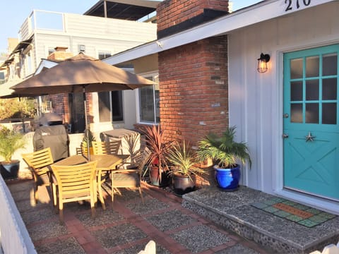 Starfish Cottage-Large, private front patio. Come relax and enjoy! 1Blk to Beach