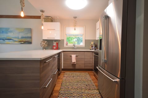 Completely BRAND NEW kitchen, fully stocked, stainless steel appliances!!!