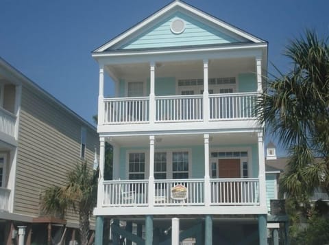 Happy turquoise color puts you in the "Beachie" mood