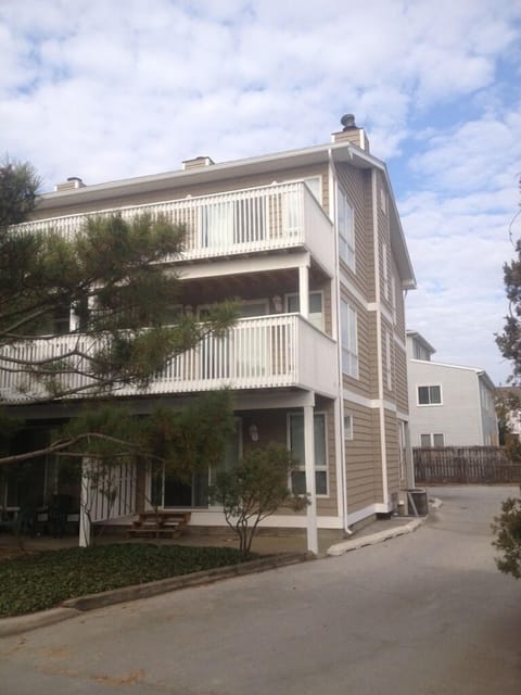 Corner townhouse unit located 100 steps to beach!