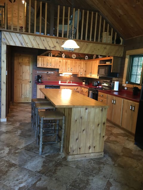 Large Fully equipped Kitchen with Large center island