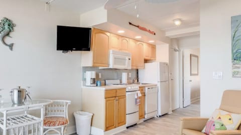 Fully equipped kitchen with oven, stove and even a dishwasher