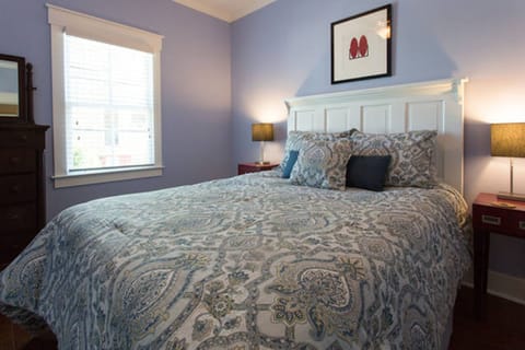 Bedroom 1 - queen size bed