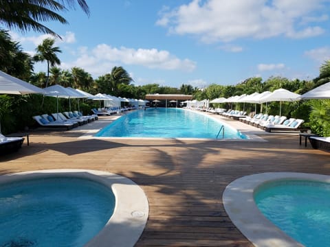 Grand Luxxe Pool