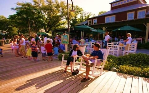 Casual eat out restaurant in the Shoppes of Amelia Island