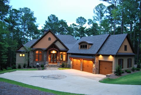 Front of home with plenty of space for cars