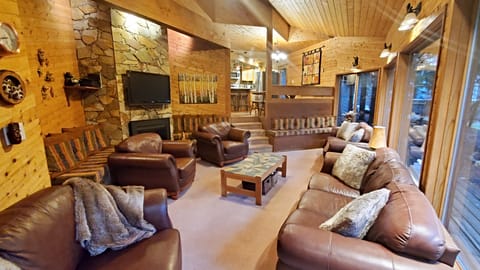 Pinetree Chalet living room 