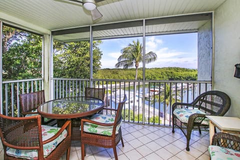 Lanai faces the marina.