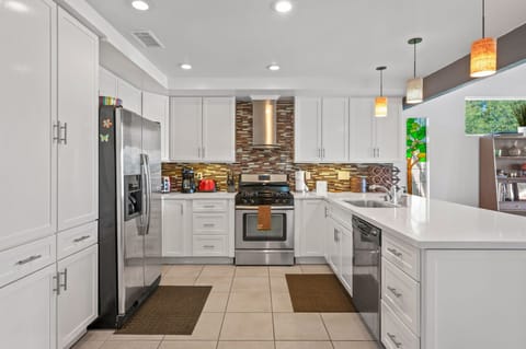 Light and bright open kitchen 