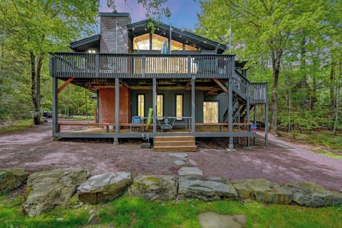 back of the house facing the lake