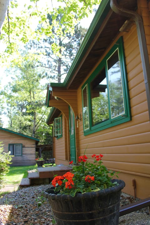 Cabin front faces the lake. (Bunkhouse in background)