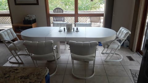 Eating area - seats 8.