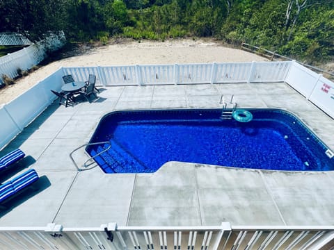 Gorgeous new pool for fun and relaxation! Pool is 3'6 to 6' with swim-out bench.