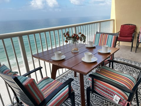 Beautiful ocean front condo, master &living rooms access to ocean front balcony 