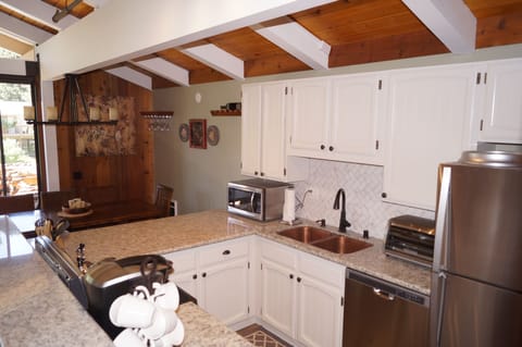 Remodeled Kitchen - fully stocked for dinning in 