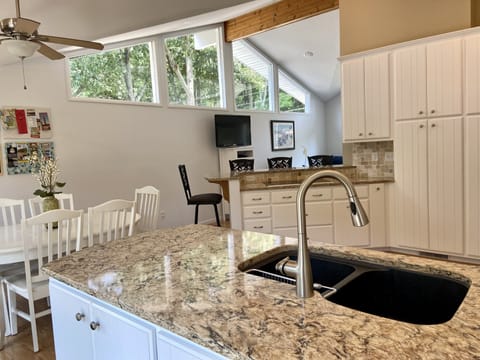 Seating for 10 between the kitchen table and barstools