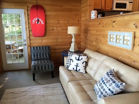 Sun Room with great views & queen sized pull out couch