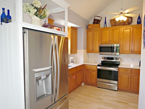 All Stainless Appliances! Tall Kitchen ceiling!