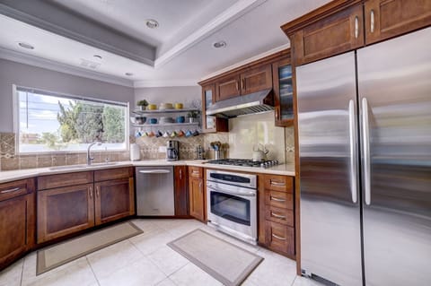 Stocked chef's kitchen w/ 5 burner range & small appliances & dishware for 30.